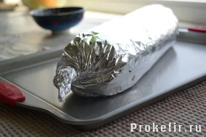 Курячий рулет у фользі в духовці з начинкою - рецепт з фото крок за кроком
