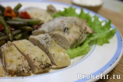 Курячий рулет у фользі в духовці з начинкою - рецепт з фото крок за кроком