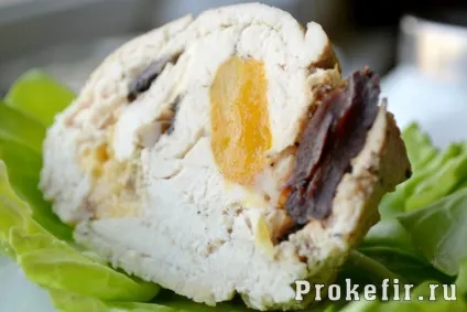 Курячий рулет у фользі в духовці з начинкою - рецепт з фото крок за кроком