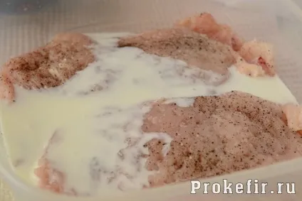 Курячий рулет у фользі в духовці з начинкою - рецепт з фото крок за кроком