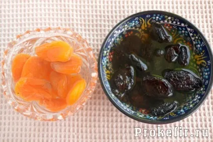 Курячий рулет у фользі в духовці з начинкою - рецепт з фото крок за кроком
