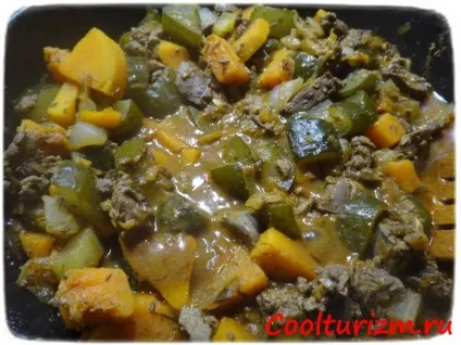 Куряча печінка з солоними огірками (томатна паста) Куряча печінка з солоними огірками