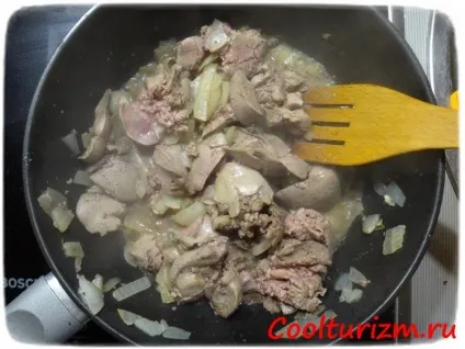 Куряча печінка з солоними огірками (печінка) Куряча печінка з солоними огірками