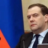 Медведєв придумав, як не підвищувати пенсії працюючим пенсіонерам і залишити багатих при своєму - (пенсіонерам) Медведєв придумав, як не підвищувати пенсії працюючим пенсіонерам і залишити багатих при своєму -