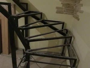 Методи установки своїми руками сходів на металевому каркасі на другий поверх, фото (каркасі) Методи установки своїми руками сходів на металевому каркасі на другий поверх, фото
