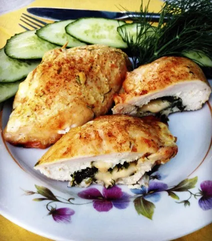 Курячий кишеньку з сиром в духовці, батонів немає (духовці) Курячий кишеньку з сиром в духовці, батонів немає