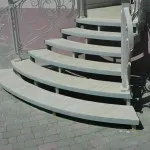 Перший ряд плитки на стіні