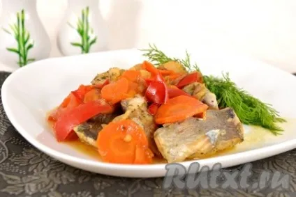 Риба, тушкована з овочами на сковороді - рецепт з фото