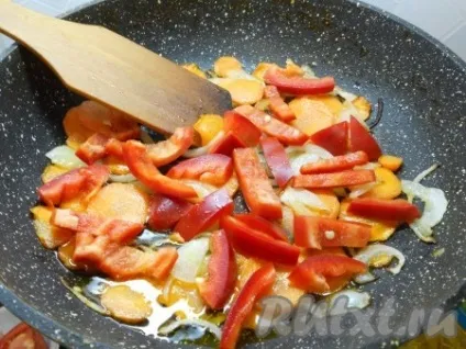 Риба, тушкована з овочами на сковороді - рецепт з фото