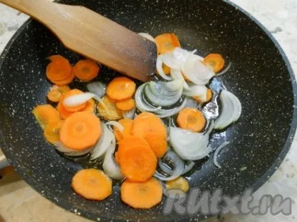 Риба, тушкована з овочами на сковороді - рецепт з фото