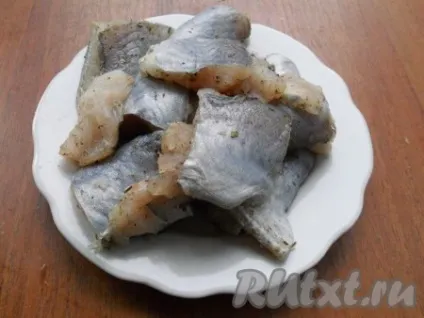Риба, тушкована з овочами на сковороді - рецепт з фото