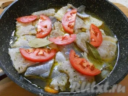 Риба, тушкована з овочами на сковороді - рецепт з фото