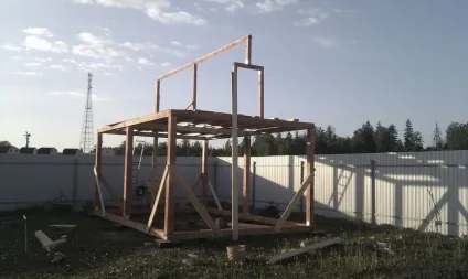 Літній будиночок побудував сам