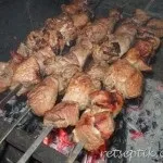 Салат з горбушей і маринованими огірками (Салат горбушей маринованими) Салат з горбушей і маринованими огірками