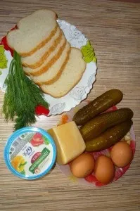 Салат з солоними огірками