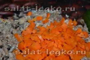 Салат з консервованої сайра, яйцем і огірком (цибуля) Салат з консервованої сайра, яйцем і огірком