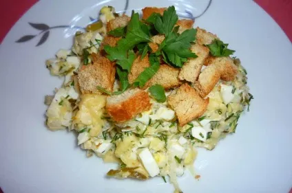 Салат з солоними огірками