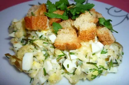 Салат з солоними огірками