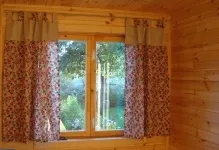 Штори на маленькі вікна в дерев'яному будинку, фото фіранок в баню, оформлення вузьких сільських (вікна) Штори на маленькі вікна в дерев'яному будинку, фото фіранок в баню, оформлення вузьких сільських