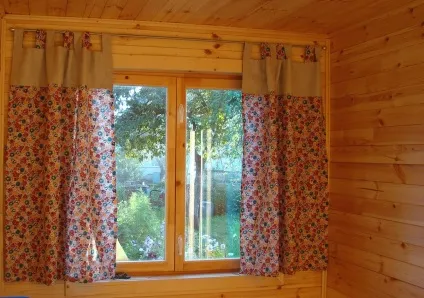 Штори на маленькі вікна в дерев'яному будинку, фото фіранок в баню, оформлення вузьких сільських (дерев'яному) Штори на маленькі вікна в дерев'яному будинку, фото фіранок в баню, оформлення вузьких сільських