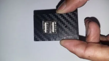 Стаціонарний usb-роз'єм в автомобіль своїми руками (частини пластикової панельки) Стаціонарний usb-роз'єм в автомобіль своїми руками