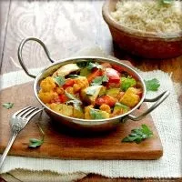 Тушкована курка з овочами