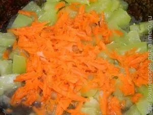 Тушкований кабачок з куркою (куряча грудка) Тушкований кабачок з куркою