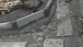 Установка поребриків на дачі