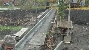 Установка поребриків на дачі