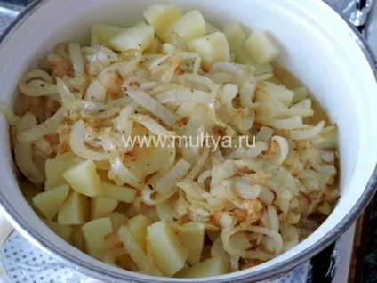 Варену картоплю з маслом і цибулею (варену картоплю з маслом і цибулею.) Варену картоплю з маслом і цибулею