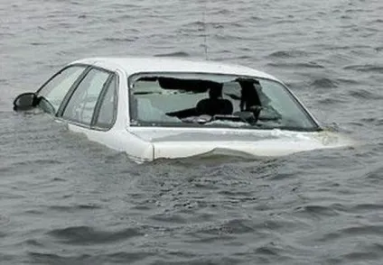 Вижити за всяку ціну як вибратися з перевернутого і потопаючого авто - автосовети на автопорталі (озирніться Вибратися машини) Вижити за всяку ціну як вибратися з перевернутого і потопаючого авто - автосовети на автопорталі