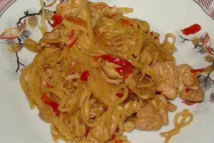 Яєчна локшина з куркою і овочами (овочами) Яєчна локшина з куркою і овочами