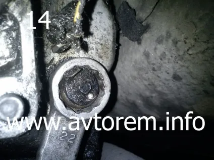 Заміна еластичної муфти карданного валу і сальника вторинного вала коробки передач на автомобілі