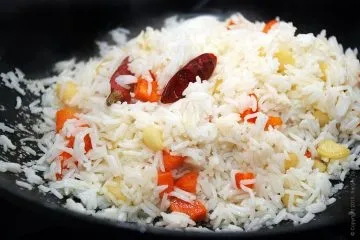 Смажений рис з овочами і спеціями - відмінний гарнір (овочами) Смажений рис з овочами і спеціями - відмінний гарнір