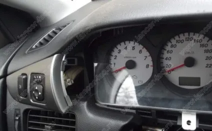 Mitsubishi lancer ix зняття приладової панелі (панелі) Mitsubishi lancer ix зняття приладової панелі