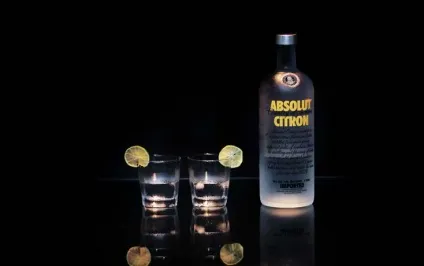 Дівчина з горілкою