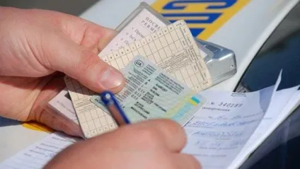 Документи які повинен мати водій при собі під час зупинки