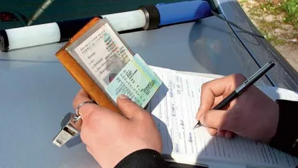 Документи які повинен мати водій при собі під час зупинки