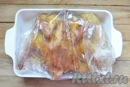 Домашня курка в рукаві в духовці - готуємо покроково з фото