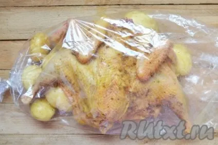 Домашня курка в рукаві в духовці - готуємо покроково з фото