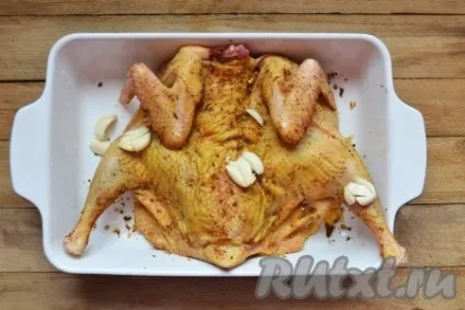 Домашня курка в рукаві в духовці - рецепт з фото
