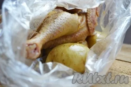 Домашня курка в рукаві в духовці - готуємо покроково з фото
