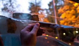 Як швидко зняти стару тонування зі скла автомобіля легка справа