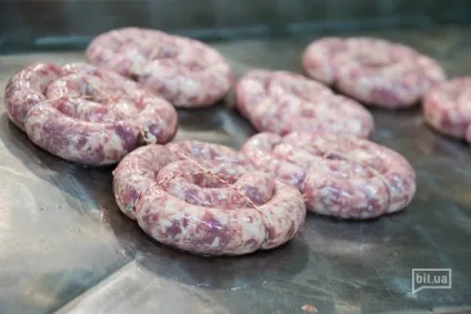 Як роблять ковбасу в Україні - наша кухня - прості рецепти для всіх (наша) Як роблять ковбасу в Україні - наша кухня - прості рецепти для всіх