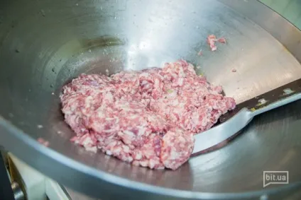 Як роблять ковбасу в Україні - наша кухня - прості рецепти для всіх (масової частки м'яса) Як роблять ковбасу в Україні - наша кухня - прості рецепти для всіх