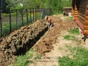 Як ми будували будинок - заводимо в будинок водопровідну трубу (водопровідну) Як ми будували будинок - заводимо в будинок водопровідну трубу