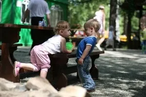 Як навчити дитину дружити з однолітками (з однокласниками) Як навчити дитину дружити з однолітками
