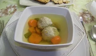 Як освітлити курячий бульйон