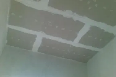 Як обробити стелю гіпсокартоном