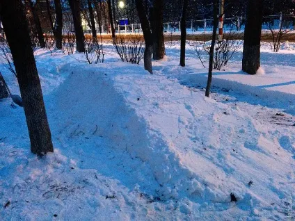 Як побудувати гірку зі снігу